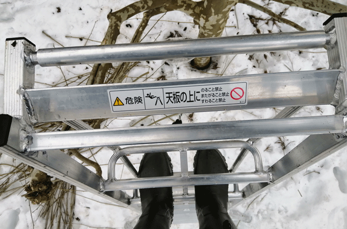 三脚に登る　天板の上は危険