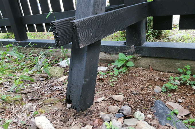 板塀ウッドフェンスの支えが腐食