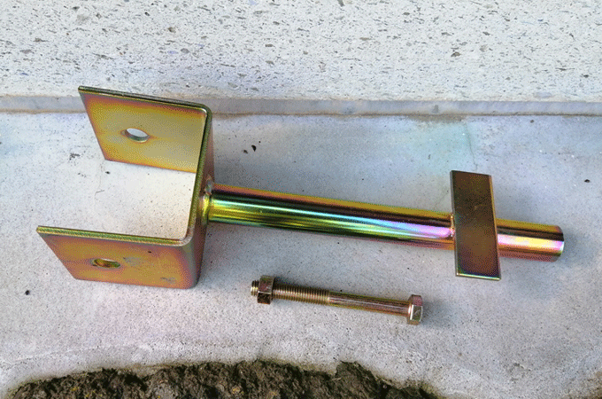 ウッドフェンスの支えに金具を取り付け