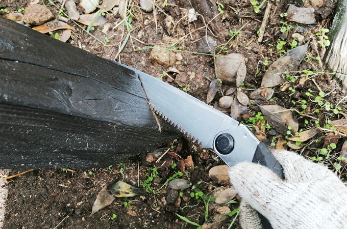 板塀ウッドフェンスの支柱が腐食したのでのこぎりで切る