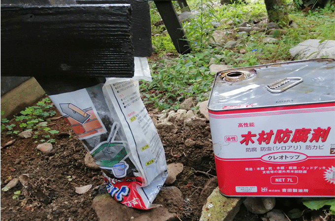 板塀ウッドフェンスの支えにクレオトップをドブ漬けして防腐防虫対策