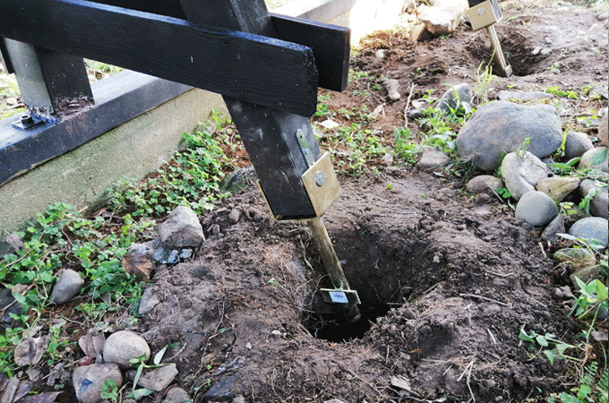 板塀ウッドフェンスの支えに金具を取り付け