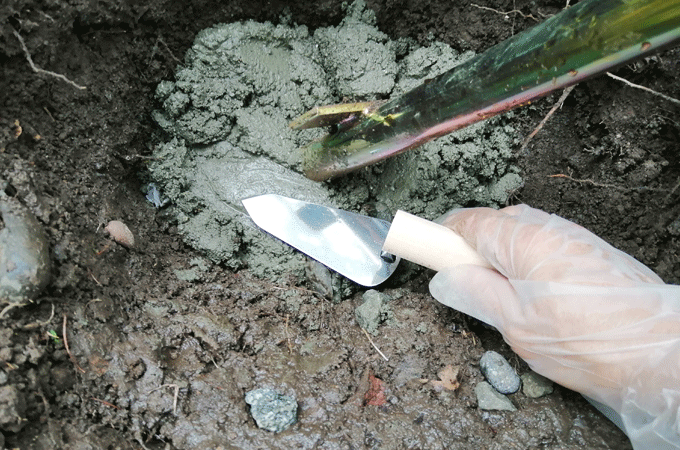 フェンス支柱の金具をセメントで埋めて固定