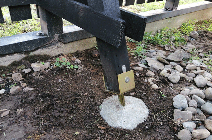 板塀ウッドフェンスの支えに金具を取り付け