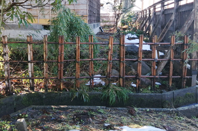 古くなった竹垣