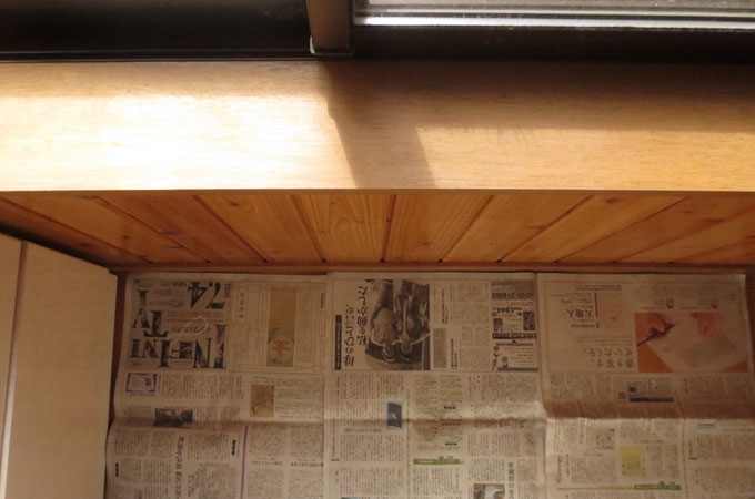 窓の木枠の塗装　床に新聞を敷く
