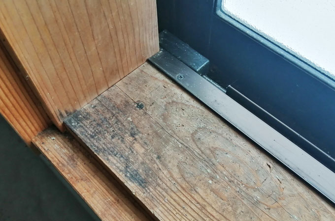 窓枠の木材にできたカビ