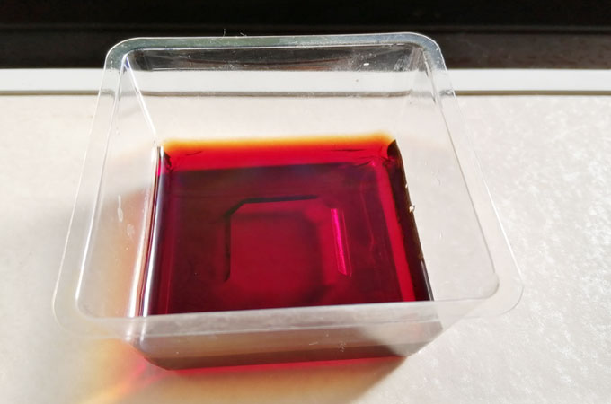 柿渋　赤褐色半透明の液体