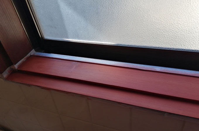 弁柄と柿渋で窓の木枠を塗装する