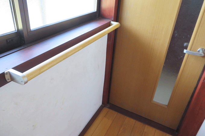 介護用手すりを廊下の窓枠部分に取り付け
