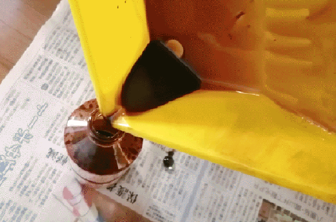 塗料ペイント受け皿、残った塗料を容器に戻しやすい口付き