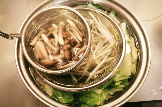 カリウムを減らす茹でこぼし。ざるを使って複数の野菜を茹でればバラバラにならない