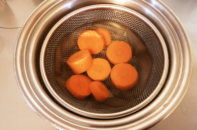 カリウムを減らす茹でこぼし。ざるを使って複数の野菜を茹でる