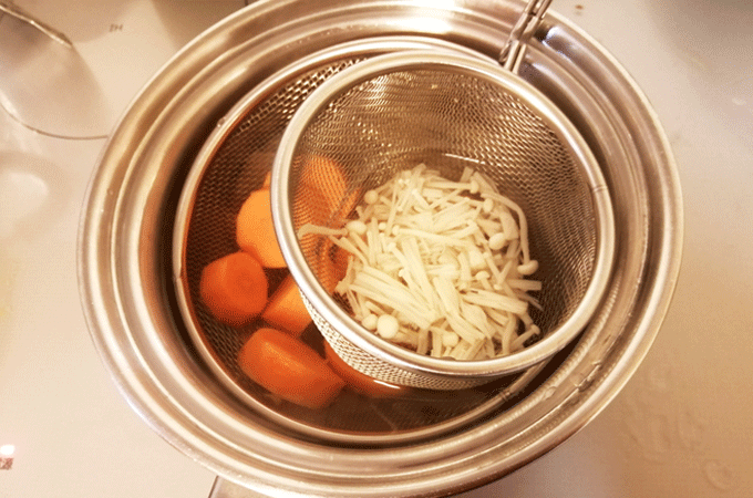 腎臓病レシピ カリウムを減らす茹でこぼし。ざるを使うと便利