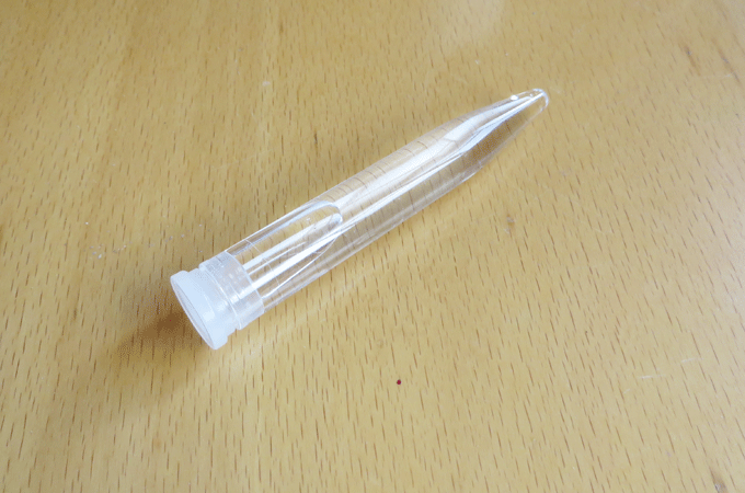 検尿シリンダー 水を入れて横にしても漏れない